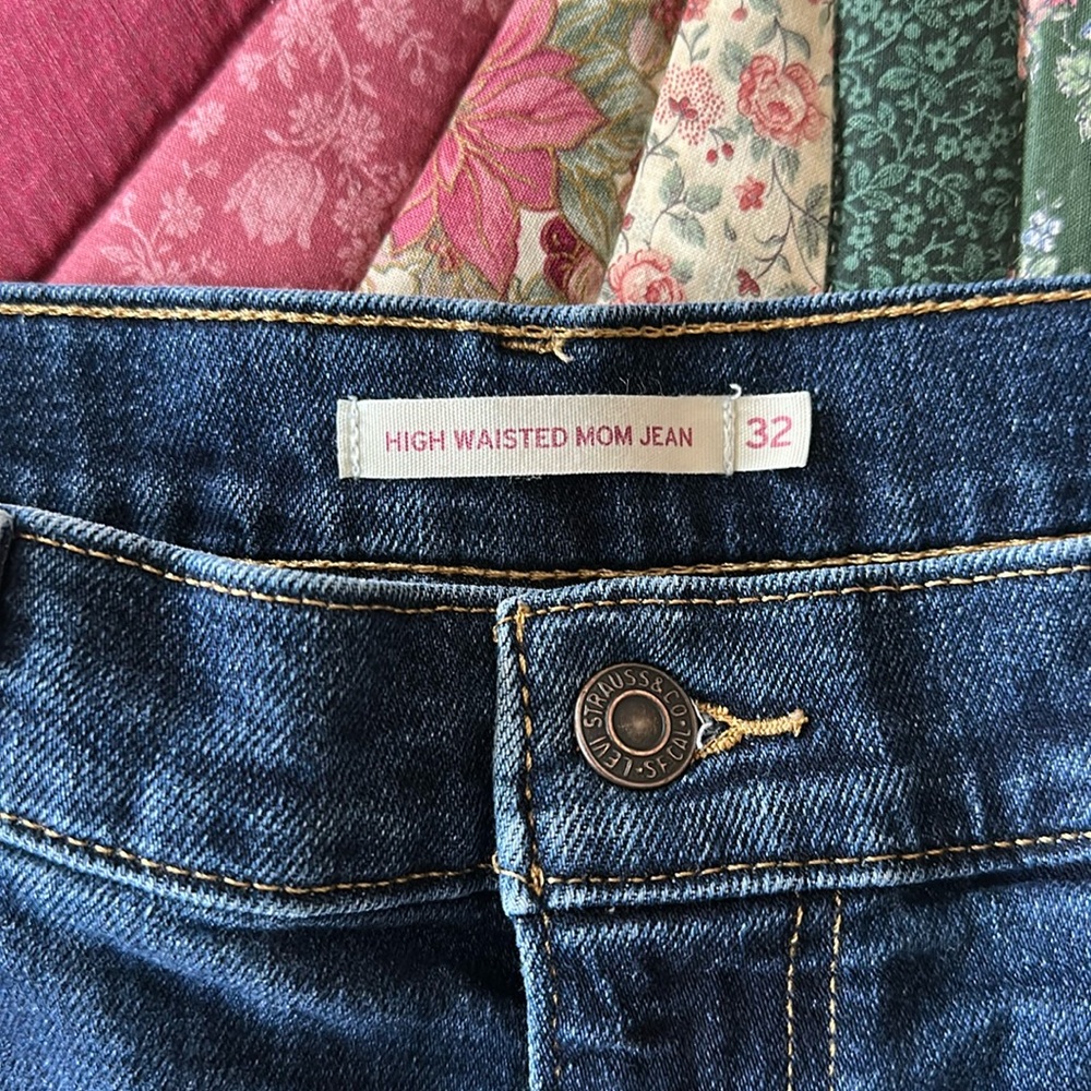 Levi High Waisted Mom Jean